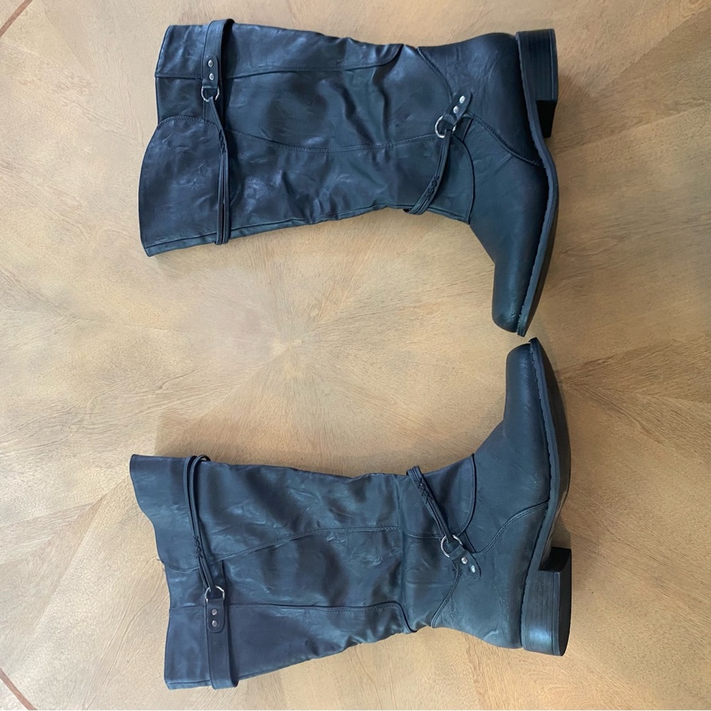 Journee Collection Black Leather Women's Boots with zipper and Buckles SZ 10